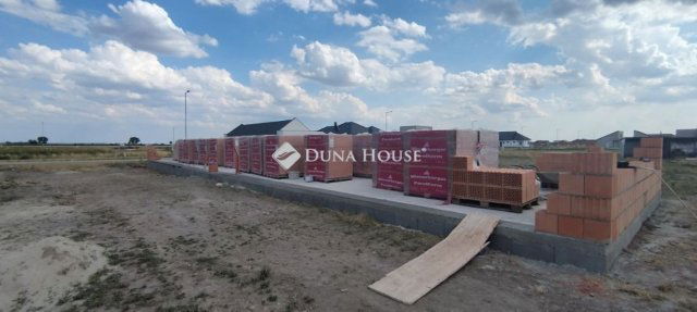 Eladó ikerház, Jászberényben 54.99 M Ft, 4 szobás