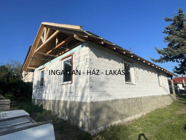 Eladó családi ház, Csörögön 64.9 M Ft, 4 szobás