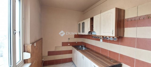 Eladó panellakás, Tatabányán 39.9 M Ft, 3 szobás