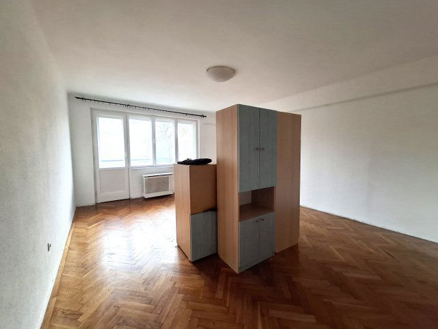 Eladó téglalakás, Szolnokon 32 M Ft, 2 szobás