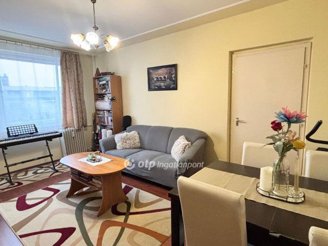 Eladó panellakás, Debrecenben 64.9 M Ft, 3 szobás