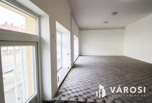 Eladó üzlethelyiség, Hódmezővásárhelyen 28 M Ft, 1 szobás