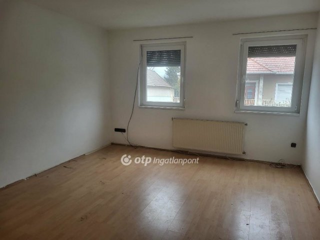 Eladó családi ház, Jászfényszarun 44.5 M Ft, 1+2 szobás