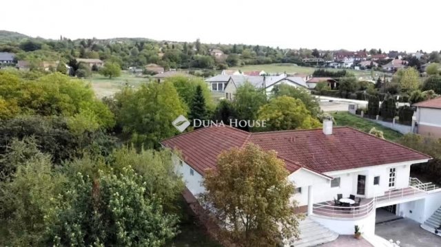 Eladó családi ház, Esztergomban 212.258 M Ft, 8 szobás
