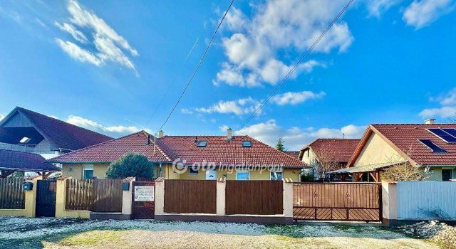 Eladó ikerház, Halásztelken 127.5 M Ft, 4+2 szobás