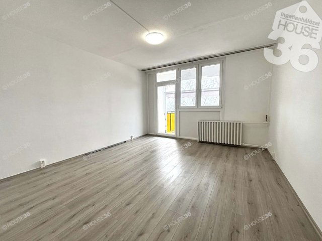 Eladó panellakás, Kecskeméten 48 M Ft, 3 szobás