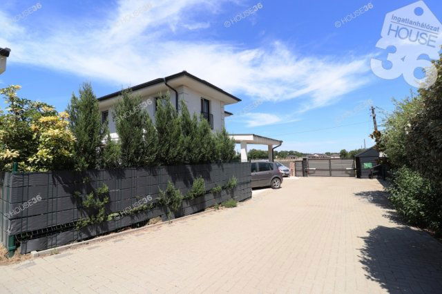 Eladó családi ház, Kecskeméten 135.9 M Ft, 5 szobás