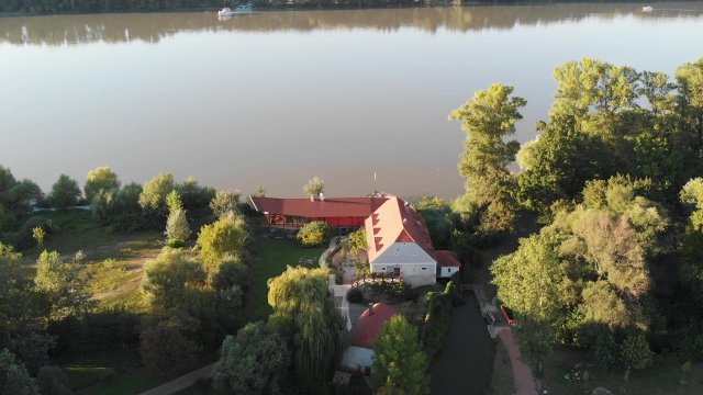Eladó családi ház, Dunaalmáson 323.1 M Ft, 8 szobás