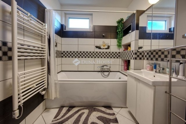 Eladó családi ház, Tinnyén 148 M Ft, 4 szobás