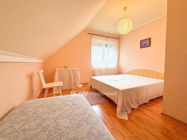 Eladó családi ház, Balatonszemesen 146.8 M Ft, 8 szobás