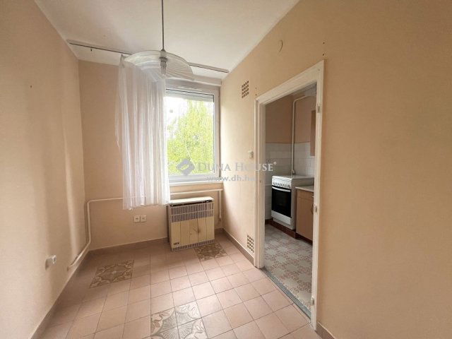 Eladó téglalakás, Veszprémben 41 M Ft, 1 szobás
