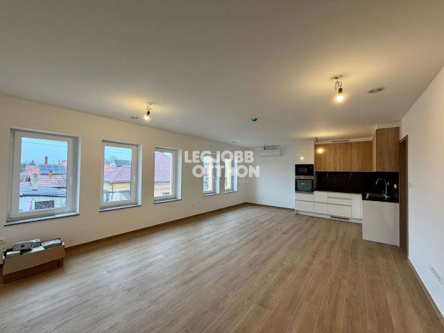 Eladó téglalakás, Cegléden 124 M Ft, 3 szobás