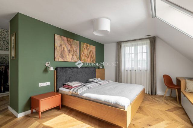 Eladó családi ház, Száron 449 M Ft, 6 szobás