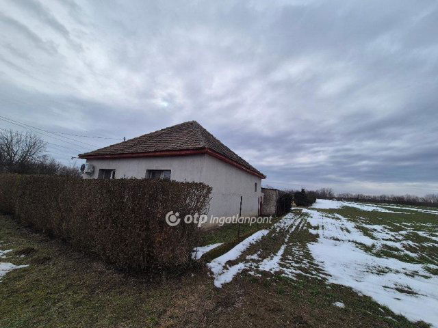 Eladó családi ház, Előszálláson 23 M Ft, 2 szobás