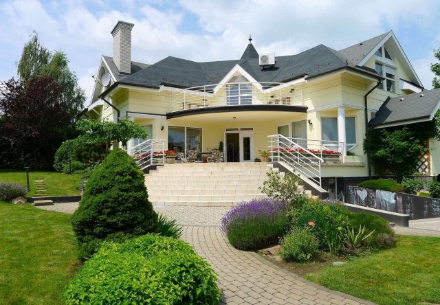 Eladó családi ház, Siófokon 250 M Ft, 7 szobás