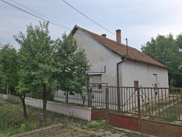 Eladó családi ház, Békésen 13.9 M Ft, 4 szobás