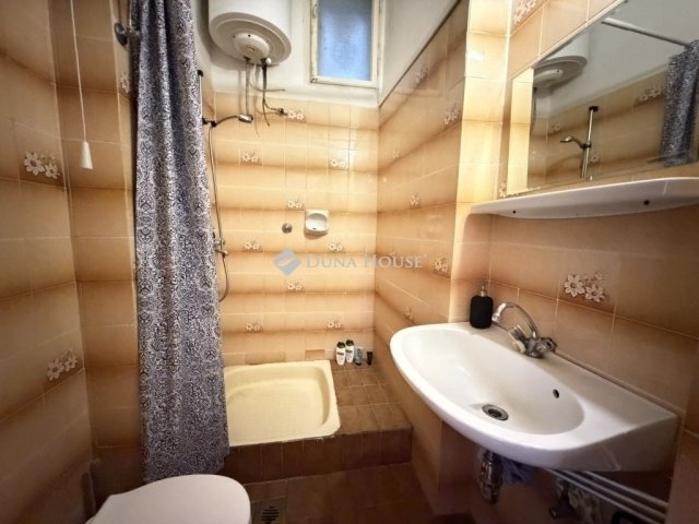 Eladó téglalakás, Budapesten, VI. kerületben 59.9 M Ft, 1 szobás