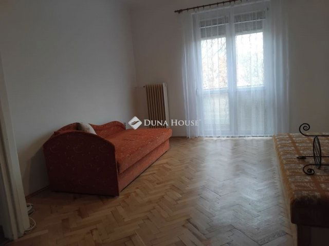 Eladó téglalakás, Pécsett 58 M Ft, 3 szobás