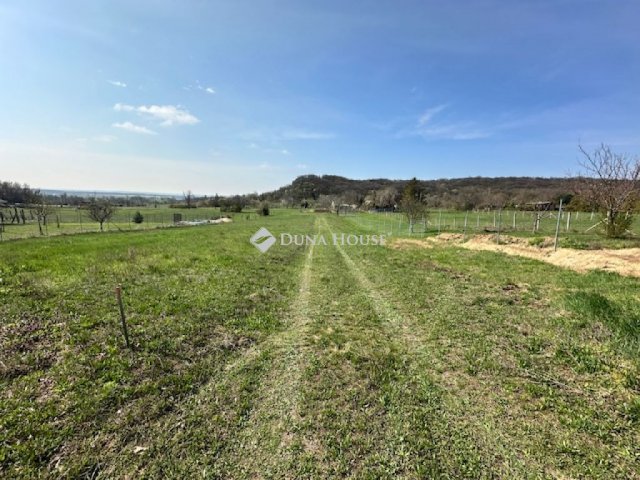 Eladó nyaraló, Csákváron 17 M Ft, 1 szobás