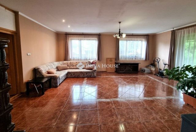 Eladó családi ház, Ajkán 63.9 M Ft, 4 szobás