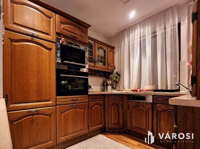 Eladó családi ház, Győrött 219.99 M Ft, 7+2 szobás