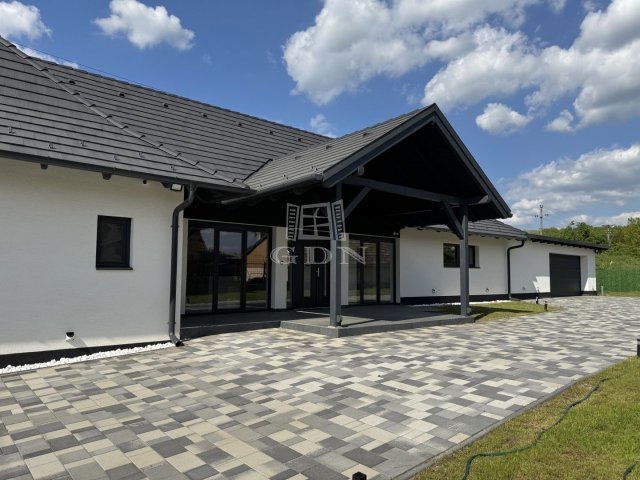 Eladó családi ház, Móron 99 M Ft, 4 szobás