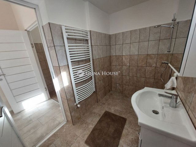 Eladó téglalakás, Baján 44.9 M Ft, 3 szobás