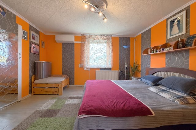 Eladó családi ház, Kiskunlacházán 100 M Ft, 3+2 szobás