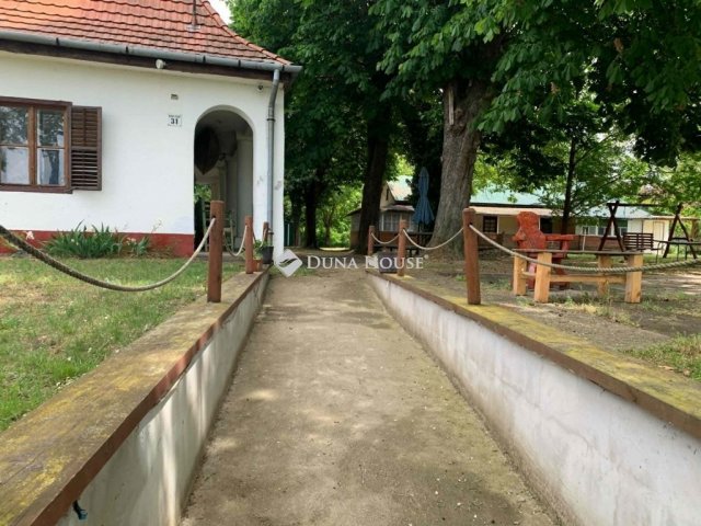 Eladó családi ház, Ráckevén 96 M Ft, 11 szobás