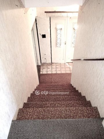 Eladó családi ház, Veszprémben 69.6 M Ft, 5 szobás