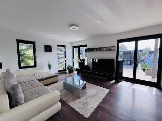 Eladó családi ház, Pécsett 219 M Ft, 5 szobás