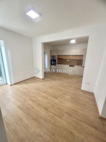 Eladó téglalakás, Pécsett 59.9 M Ft, 3 szobás