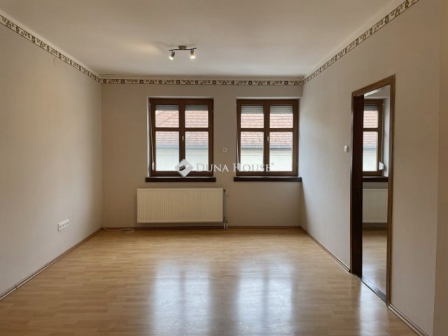 Kiadó téglalakás, albérlet, Baján 130 E Ft / hó, 2 szobás
