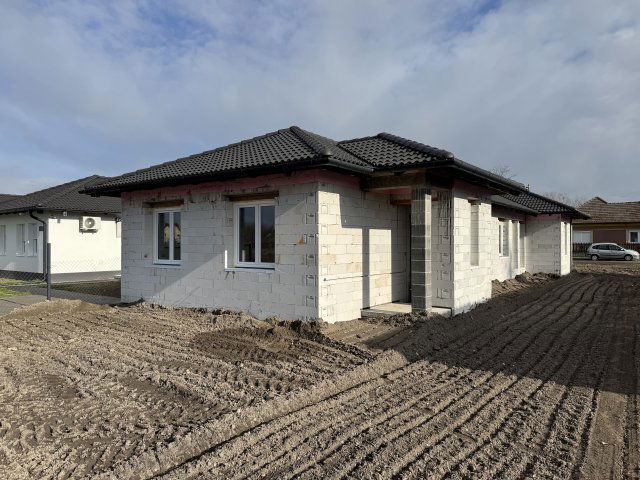 Eladó téglalakás, Cegléden 60 M Ft, 4 szobás