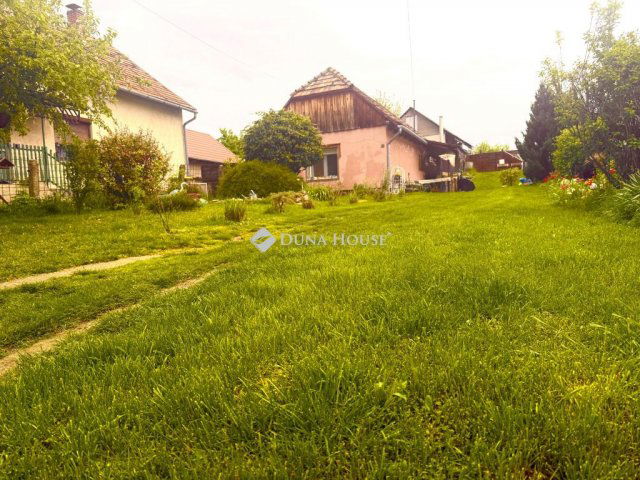 Eladó családi ház, Száron 39 M Ft, 2 szobás