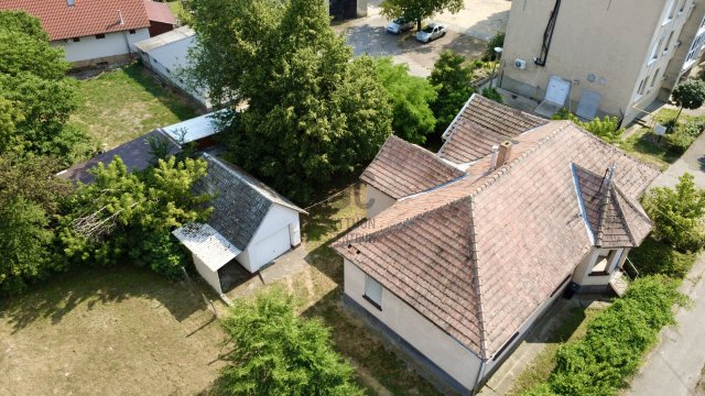 Eladó családi ház, Solton 28 M Ft, 5 szobás