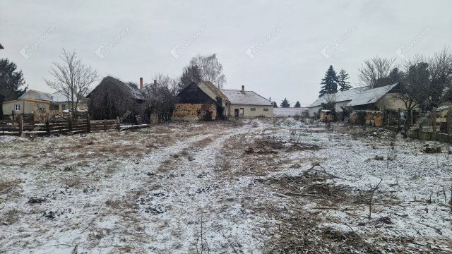 Eladó családi ház, Ácson 26.5 M Ft, 3 szobás