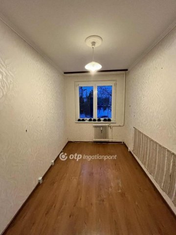 Eladó panellakás, Dunaújvárosban 30 M Ft, 1+1 szobás