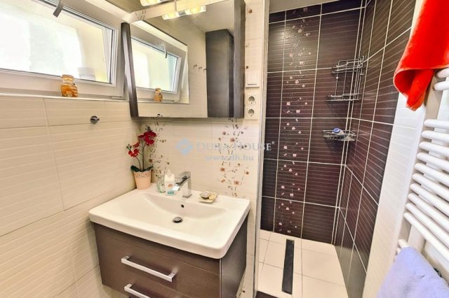 Eladó családi ház, Mendén 153 M Ft, 4 szobás