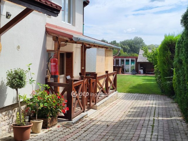 Eladó téglalakás, Hévízen 99 M Ft, 6 szobás