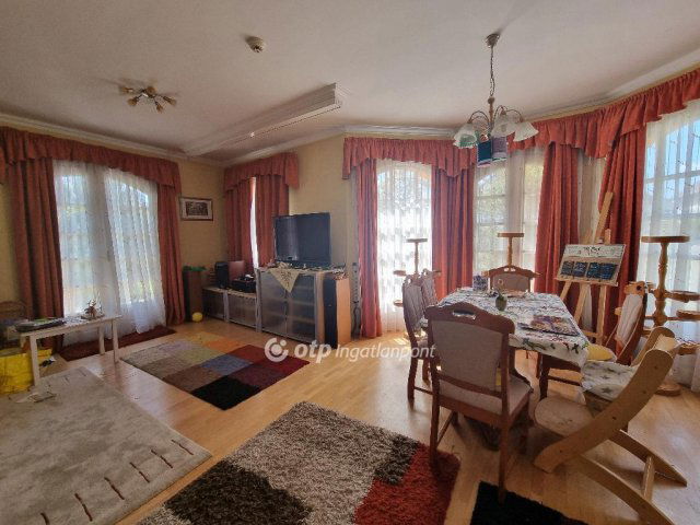 Eladó családi ház, Pápán 89.9 M Ft, 5 szobás