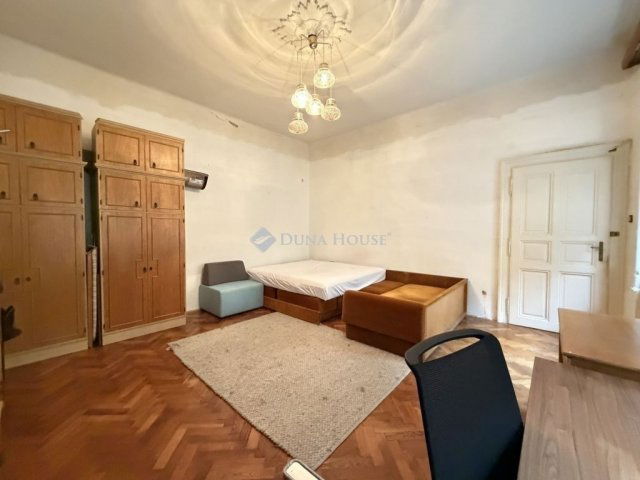 Eladó téglalakás, Budapesten, VI. kerületben 64.9 M Ft, 1 szobás