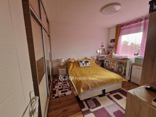 Eladó panellakás, Debrecenben 67.9 M Ft, 3 szobás