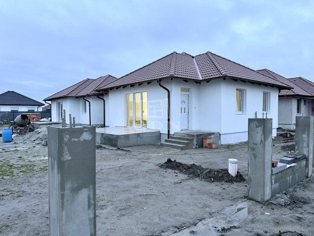 Eladó ikerház, Jászberényben 58.99 M Ft, 3 szobás