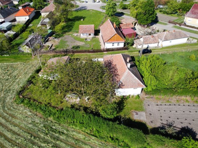 Eladó családi ház, Átányon 8.5 M Ft, 2 szobás