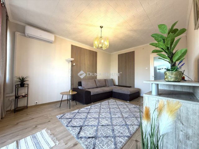 Kiadó téglalakás, albérlet, Békéscsabán, Szabadság téren