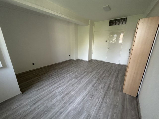 Kiadó iroda, Veszprémben, Óváros téren 100 E Ft / hó