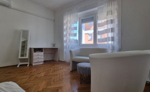 Eladó téglalakás, Pécsett, Papnövelde utcában 34 M Ft