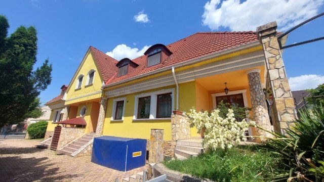 Eladó családi ház, Szentendrén 275 M Ft, 9 szobás
