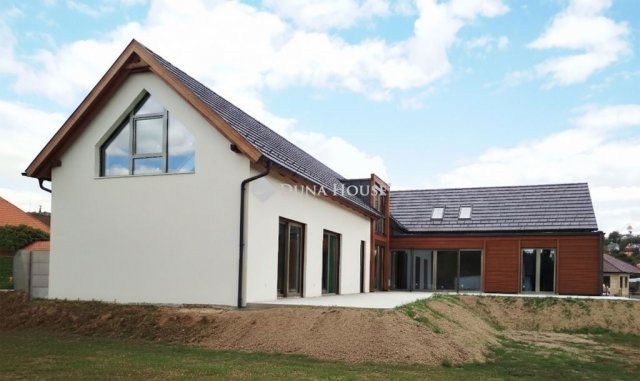 Eladó családi ház, Sukorón 269 M Ft, 7 szobás